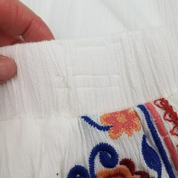 Chelsea & Violet Boho Embroidered Floral Short NWT - Picture 6 of 7